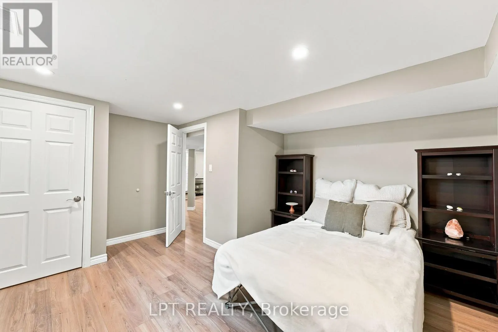 2628 WESTSHORE CRESCENT
