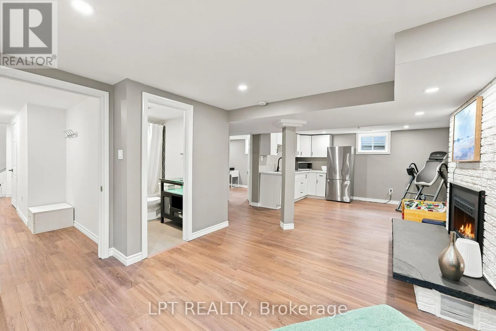 2628 WESTSHORE CRESCENT