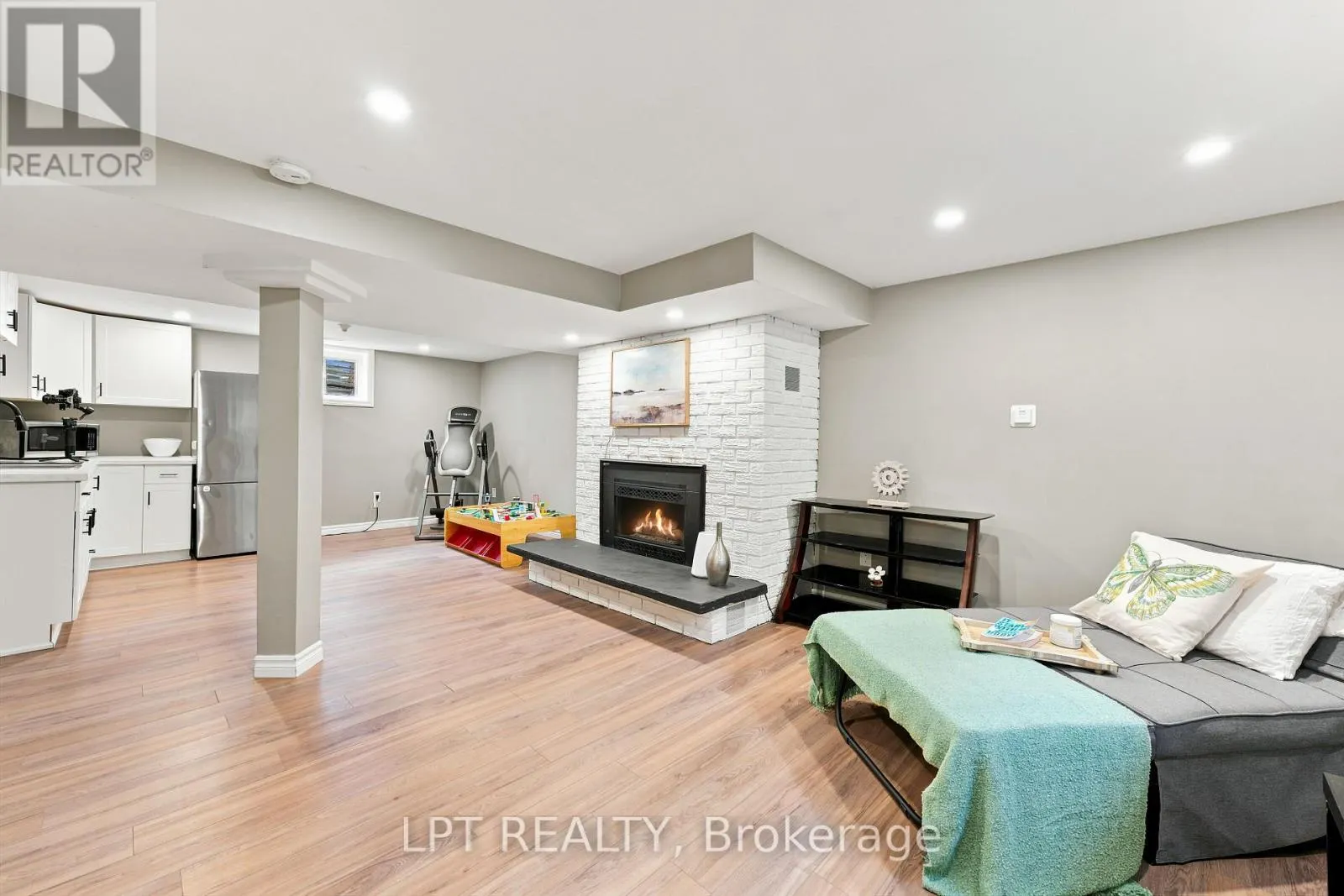 2628 WESTSHORE CRESCENT