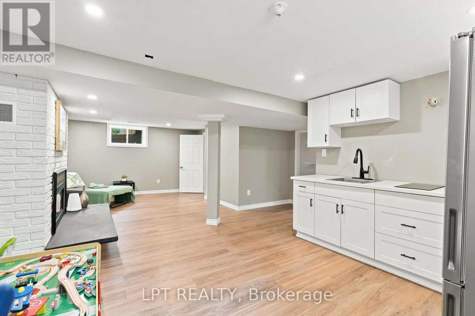 2628 WESTSHORE CRESCENT