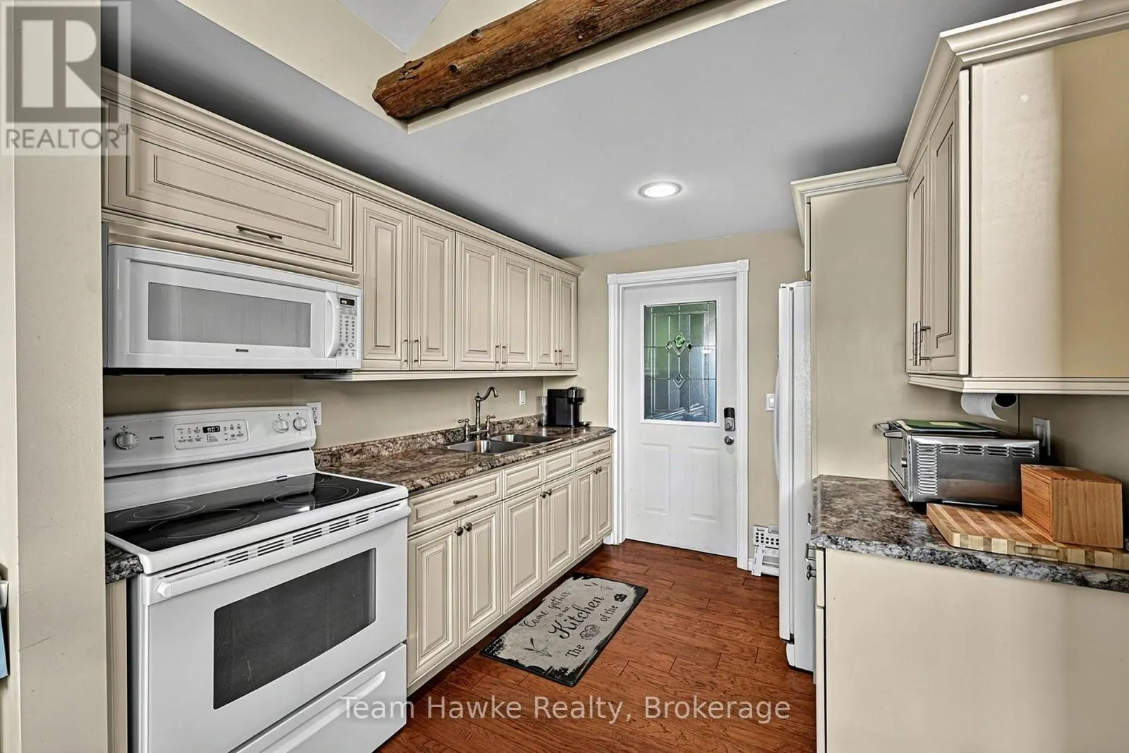 8 FARLAIN LAKE ROAD E