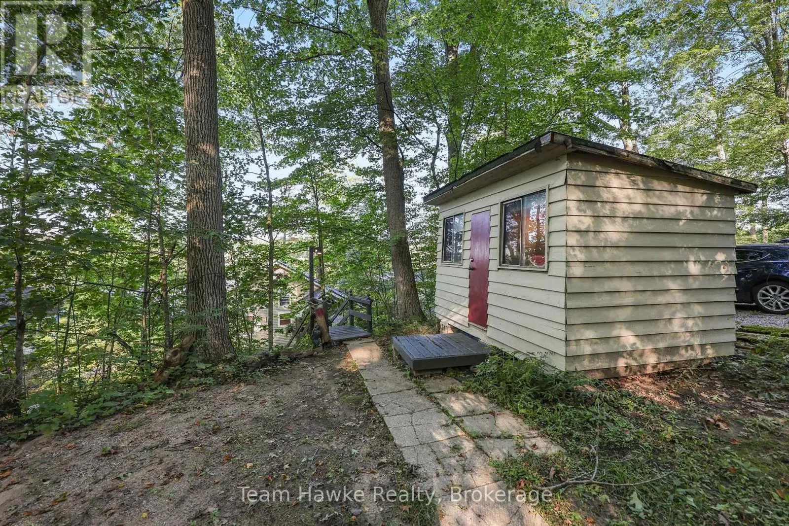 8 FARLAIN LAKE ROAD E
