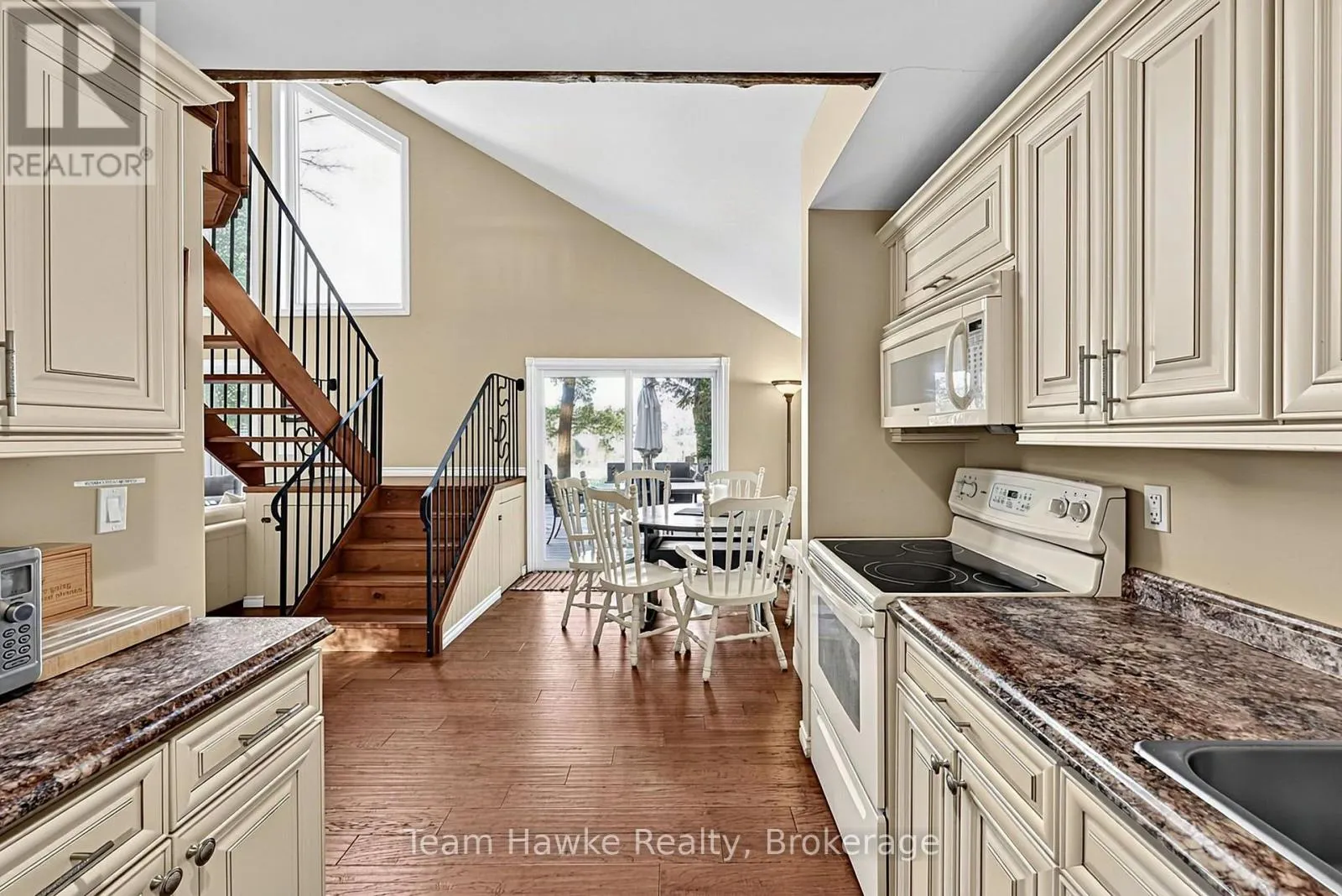 8 FARLAIN LAKE ROAD E