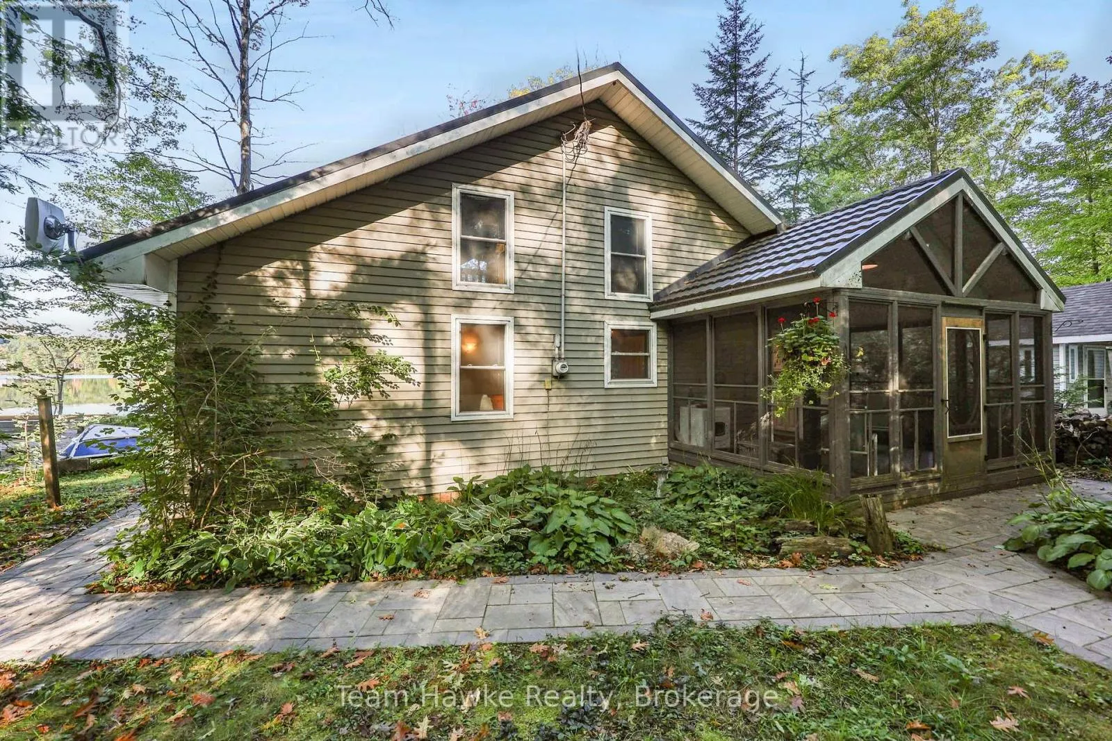 8 FARLAIN LAKE ROAD E