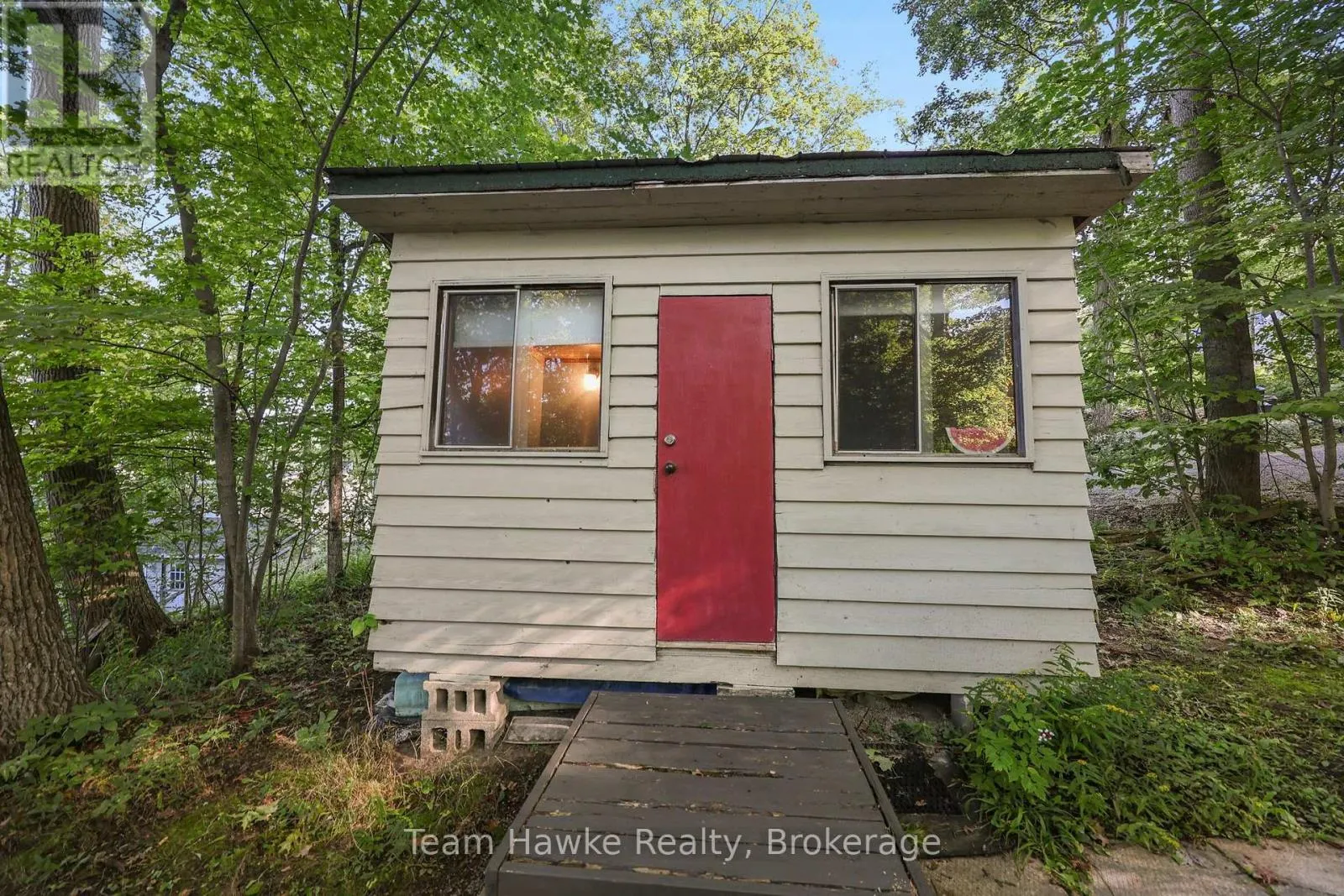 8 FARLAIN LAKE ROAD E