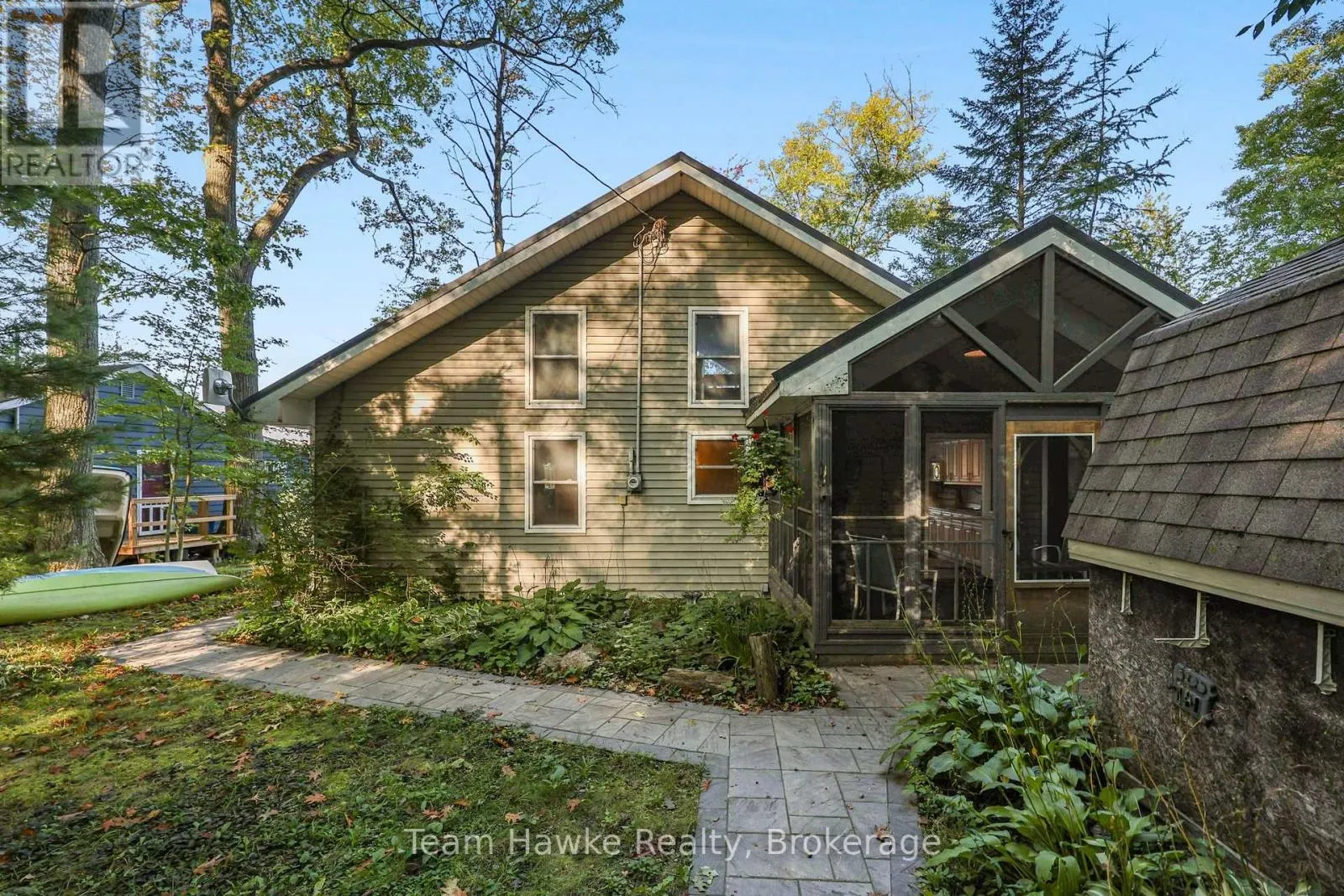 8 FARLAIN LAKE ROAD E