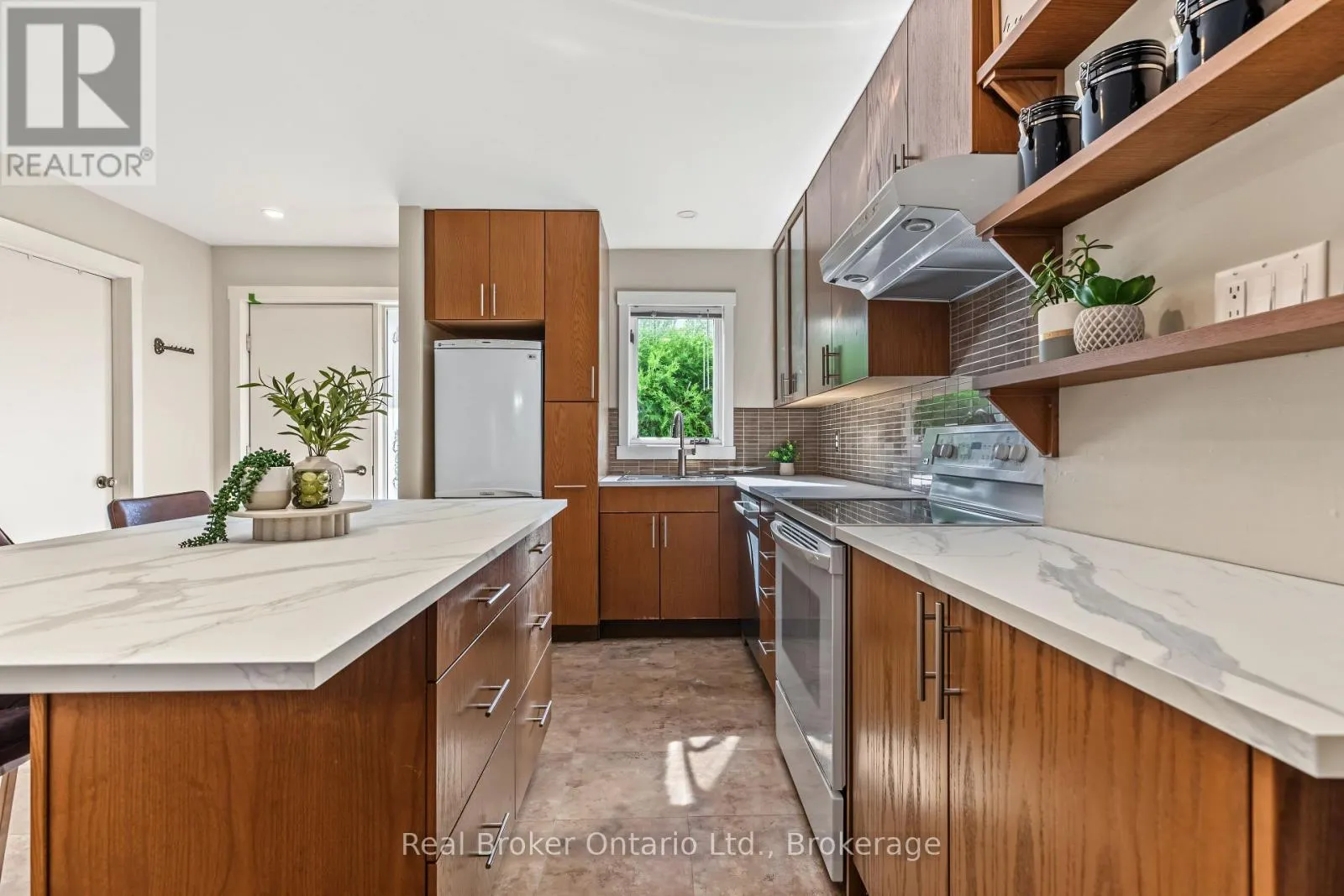 31 - 127 FAIRWAY CRESCENT #31