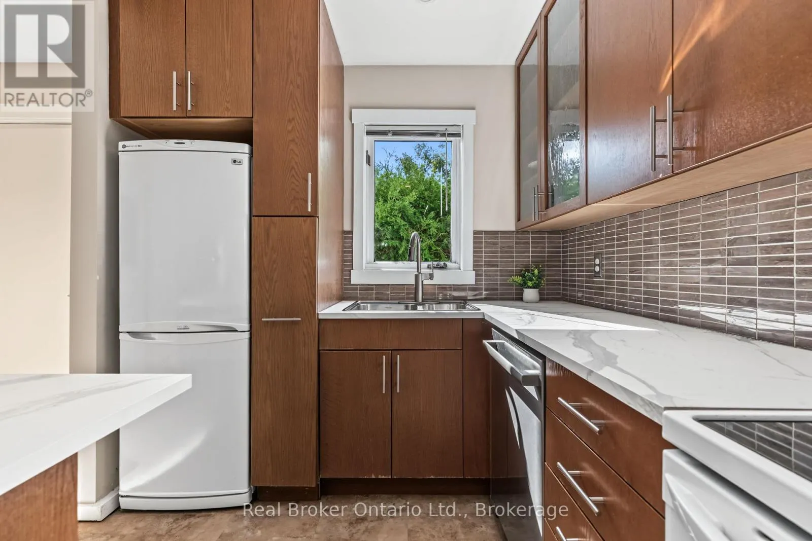 31 - 127 FAIRWAY CRESCENT #31