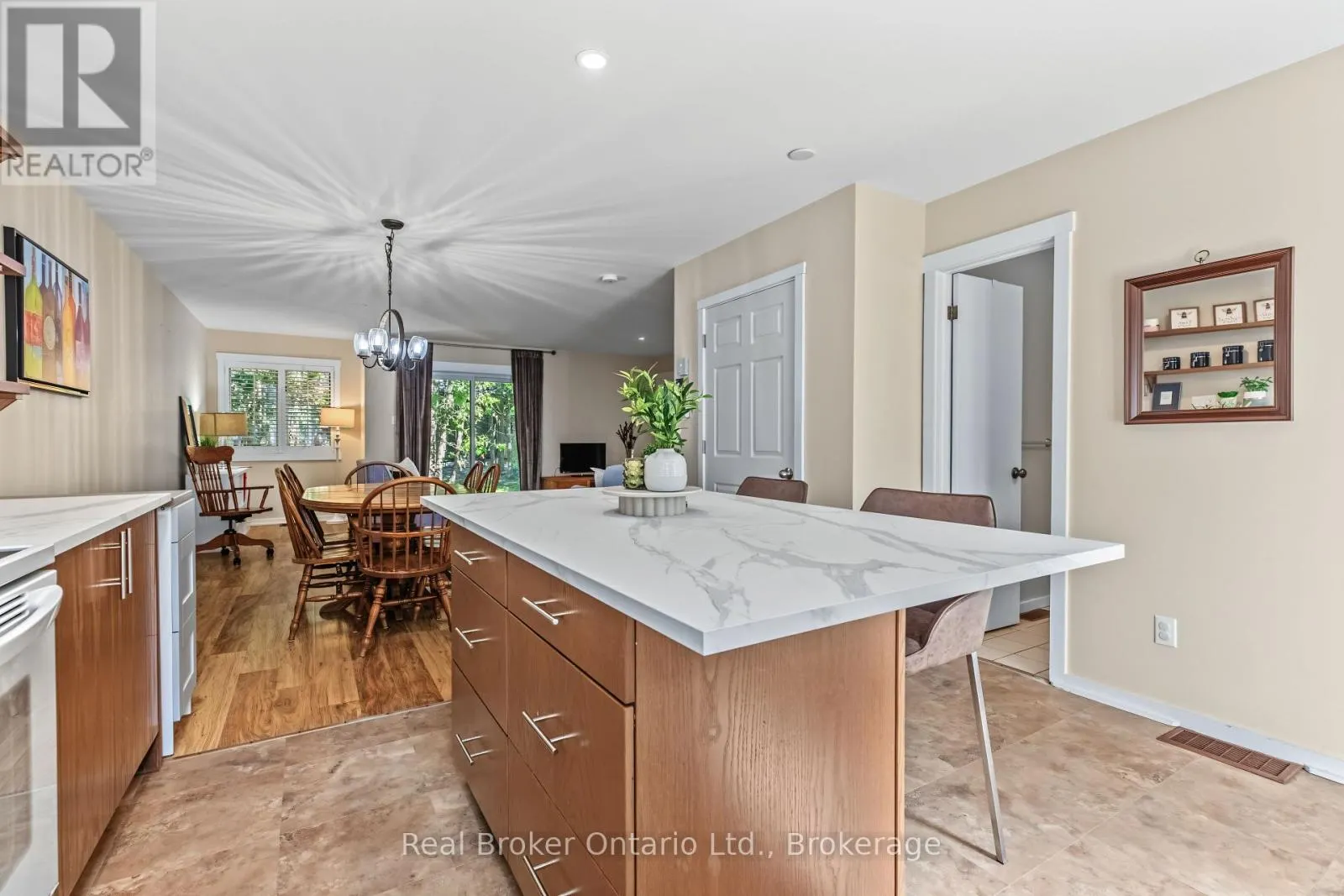 31 - 127 FAIRWAY CRESCENT #31