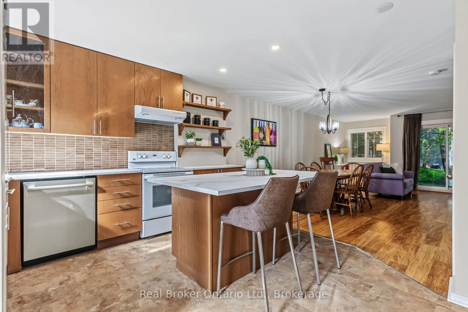 31 - 127 FAIRWAY CRESCENT #31