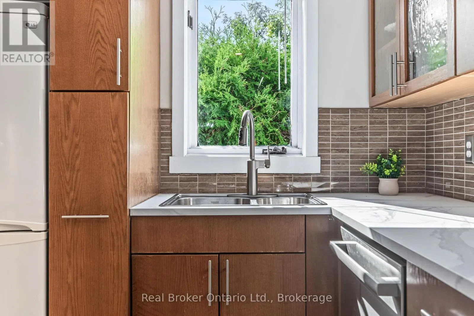31 - 127 FAIRWAY CRESCENT #31
