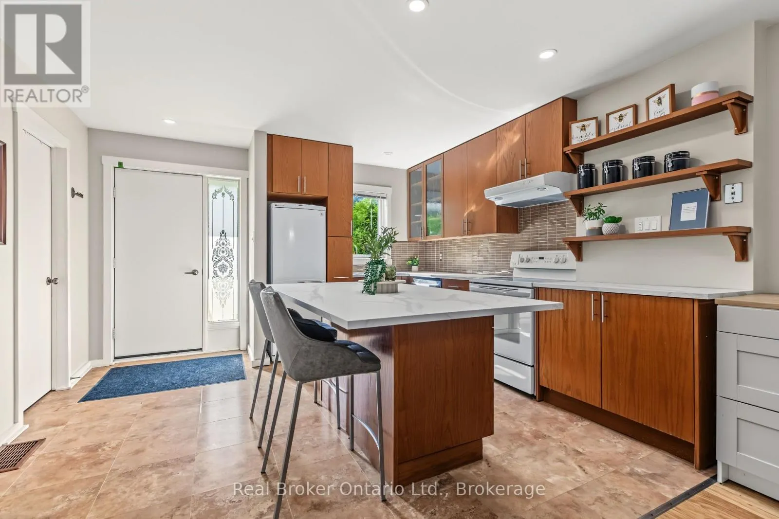 31 - 127 FAIRWAY CRESCENT #31