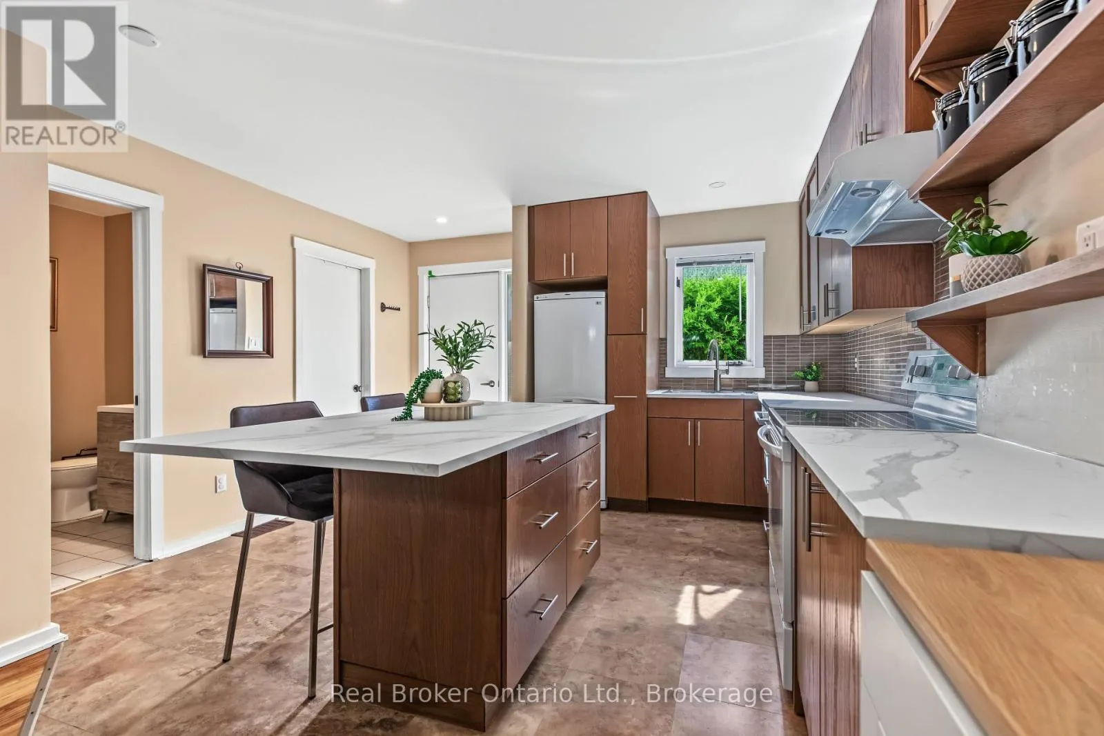 31 - 127 FAIRWAY CRESCENT #31
