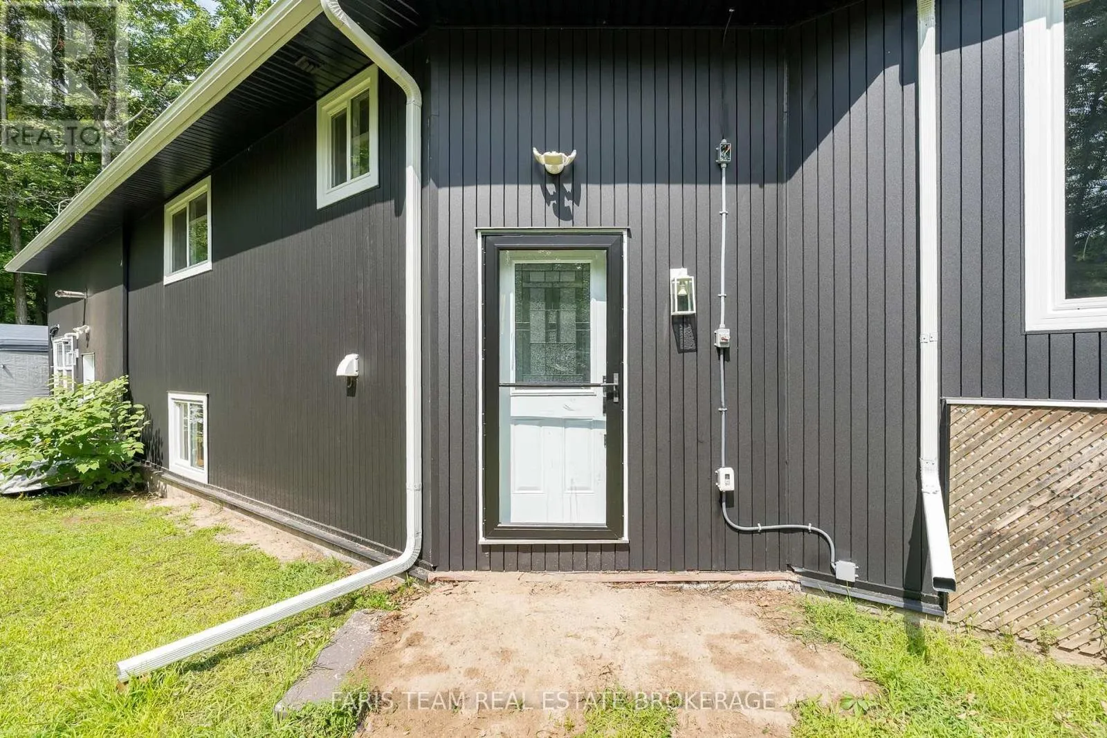 8 JOLIET CRESCENT