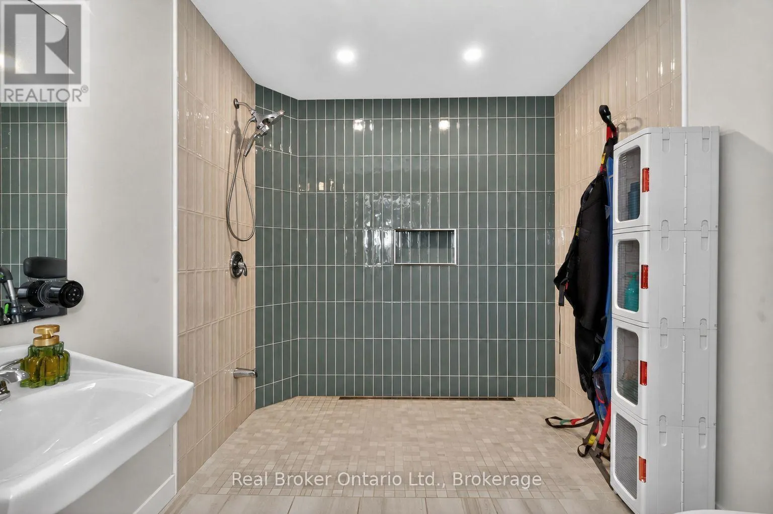 597 LAFONTAINE  ROAD W
