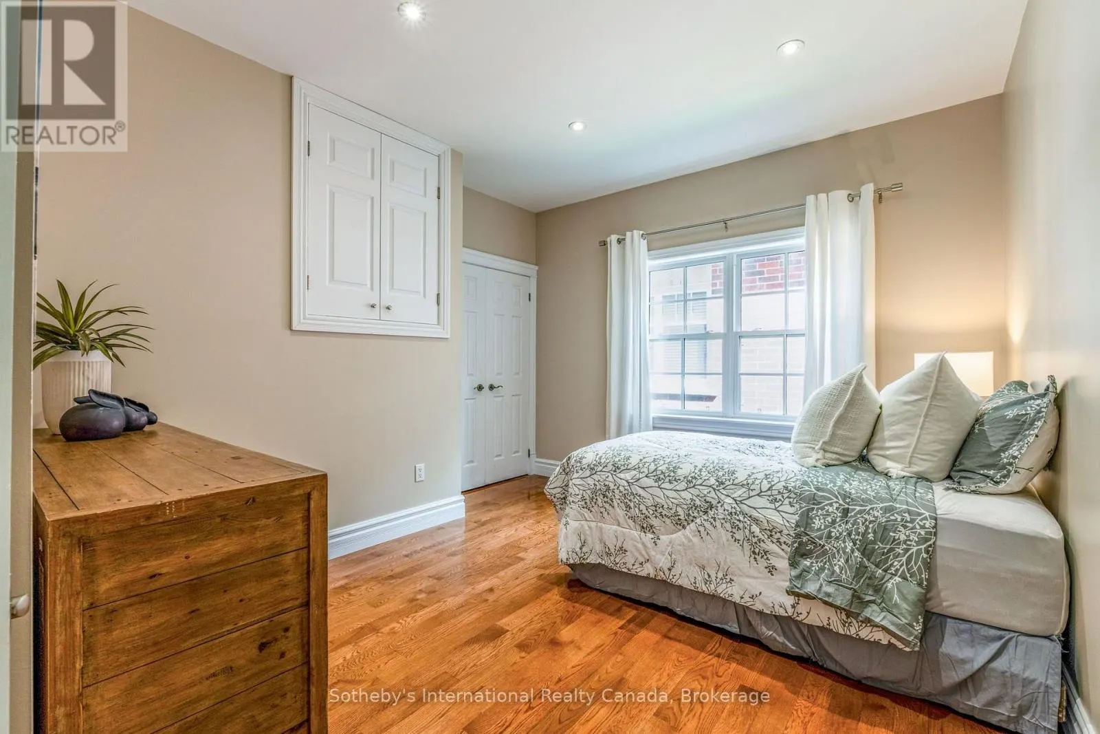 75 EDWARD STREET E