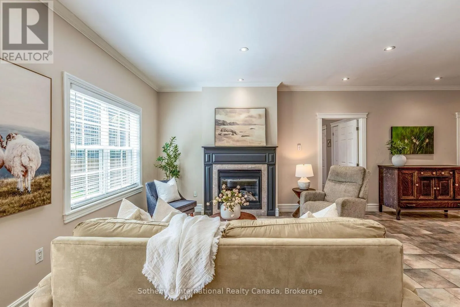 75 EDWARD STREET E
