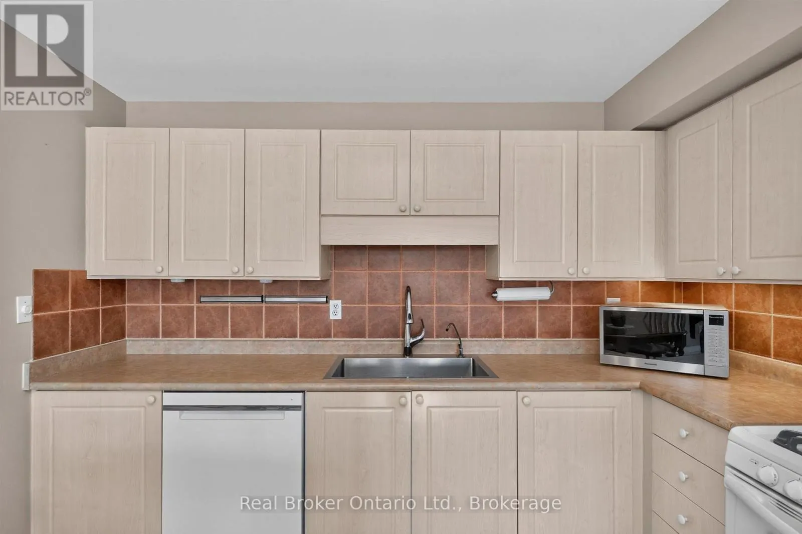 302 - 4 BECK BOULEVARD #302