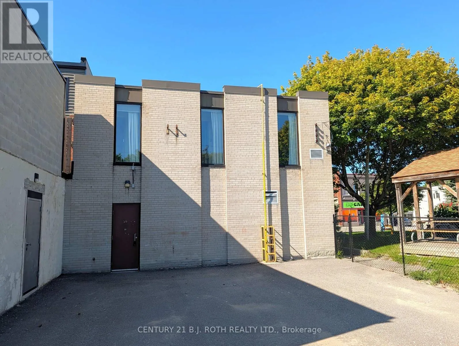 7 QUEEN STREET W