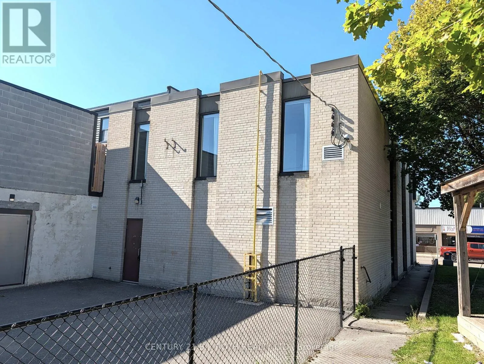 7 QUEEN STREET W