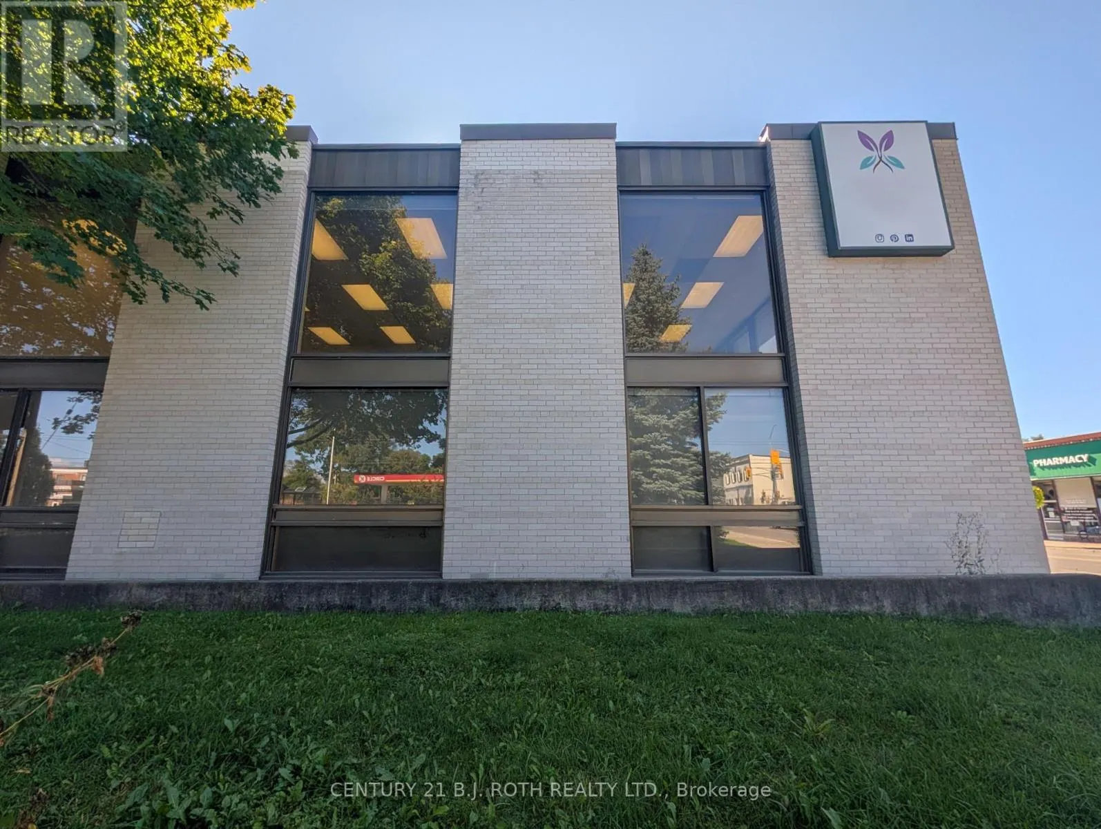 7 QUEEN STREET W
