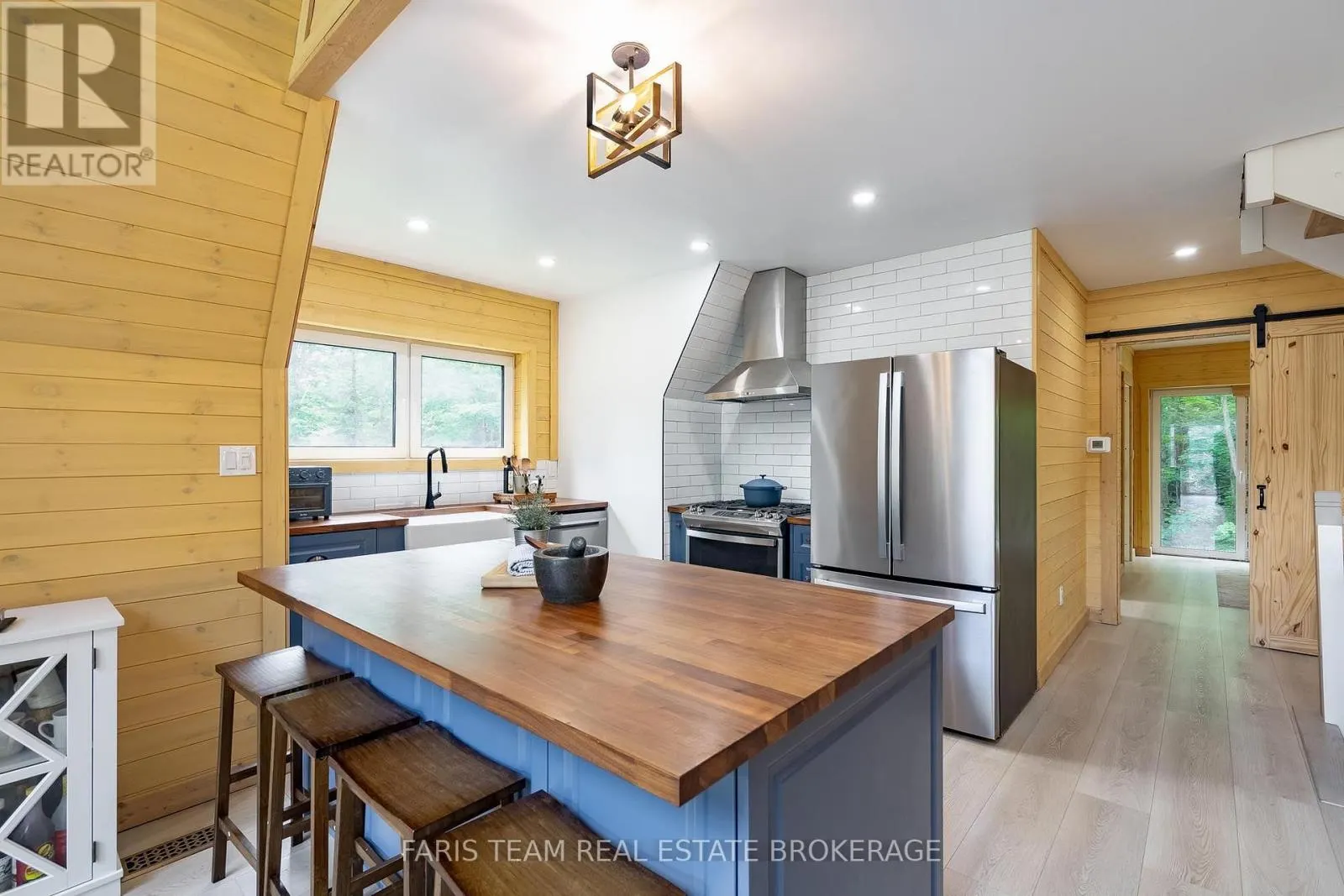 1490 CHAMPLAIN ROAD