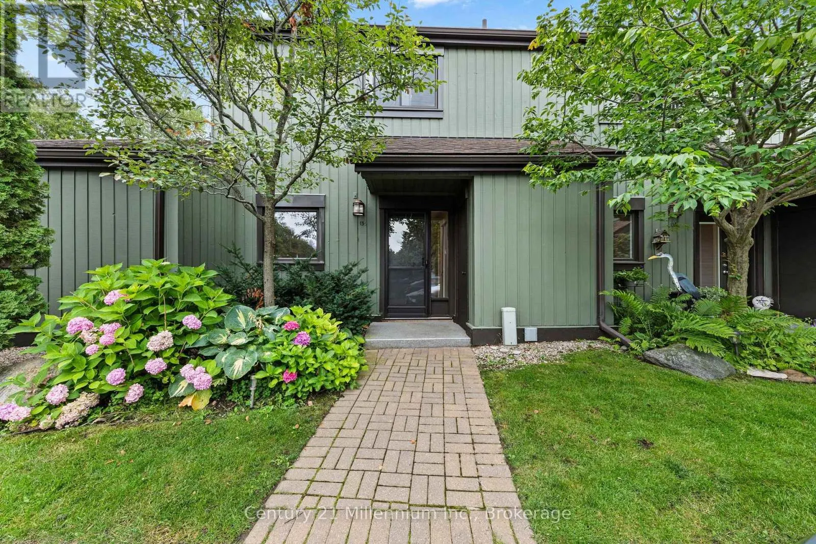 156 ESCARPMENT CRESCENT