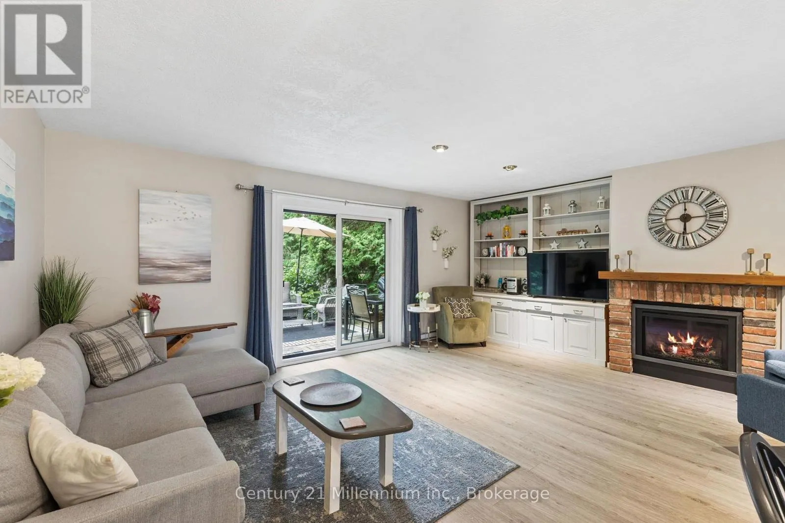 156 ESCARPMENT CRESCENT