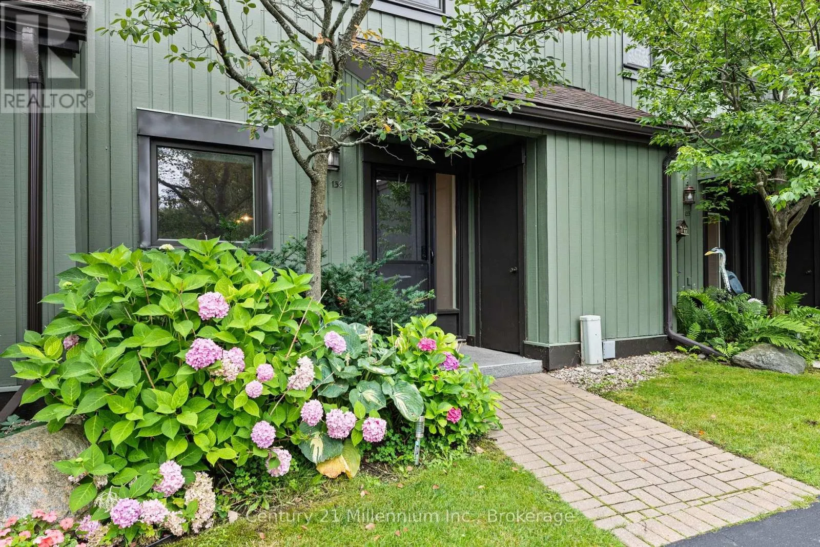 156 ESCARPMENT CRESCENT