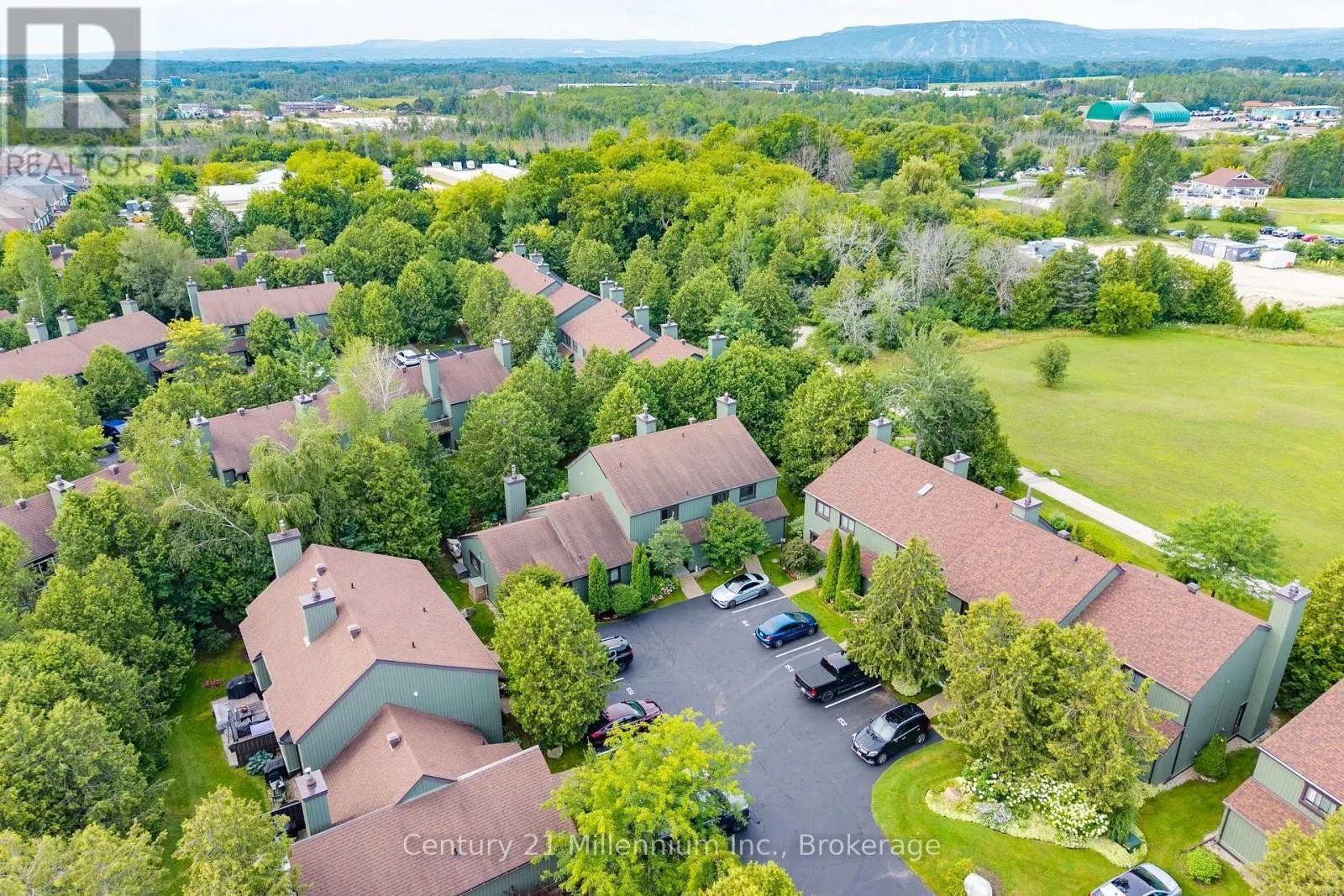 156 ESCARPMENT CRESCENT