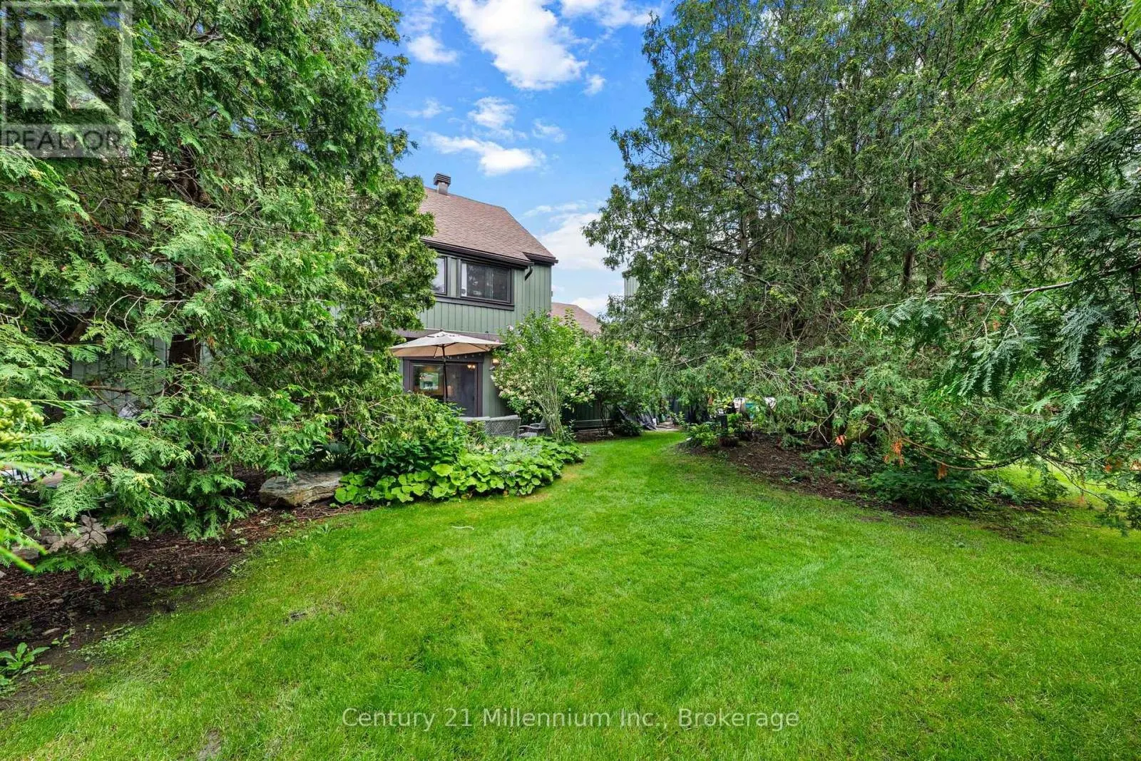 156 ESCARPMENT CRESCENT