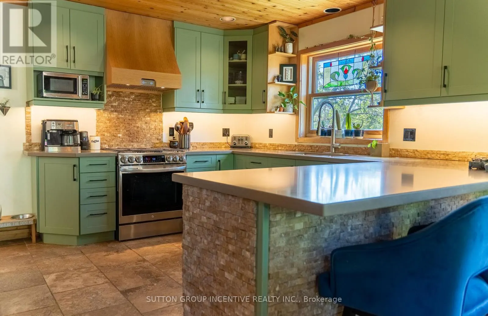 17 BRIDLE PATH