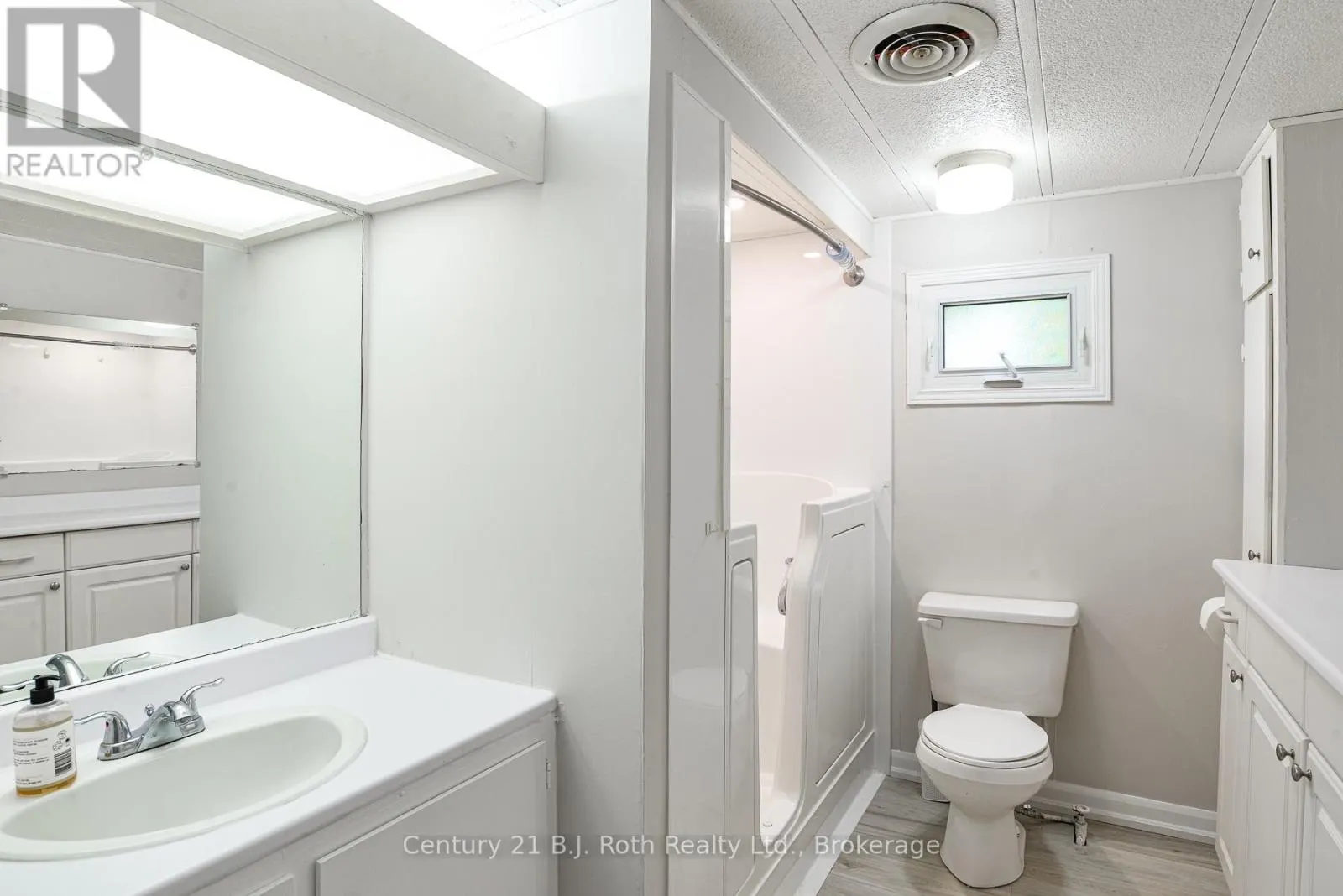 33 - 580 WEST STREET S #33