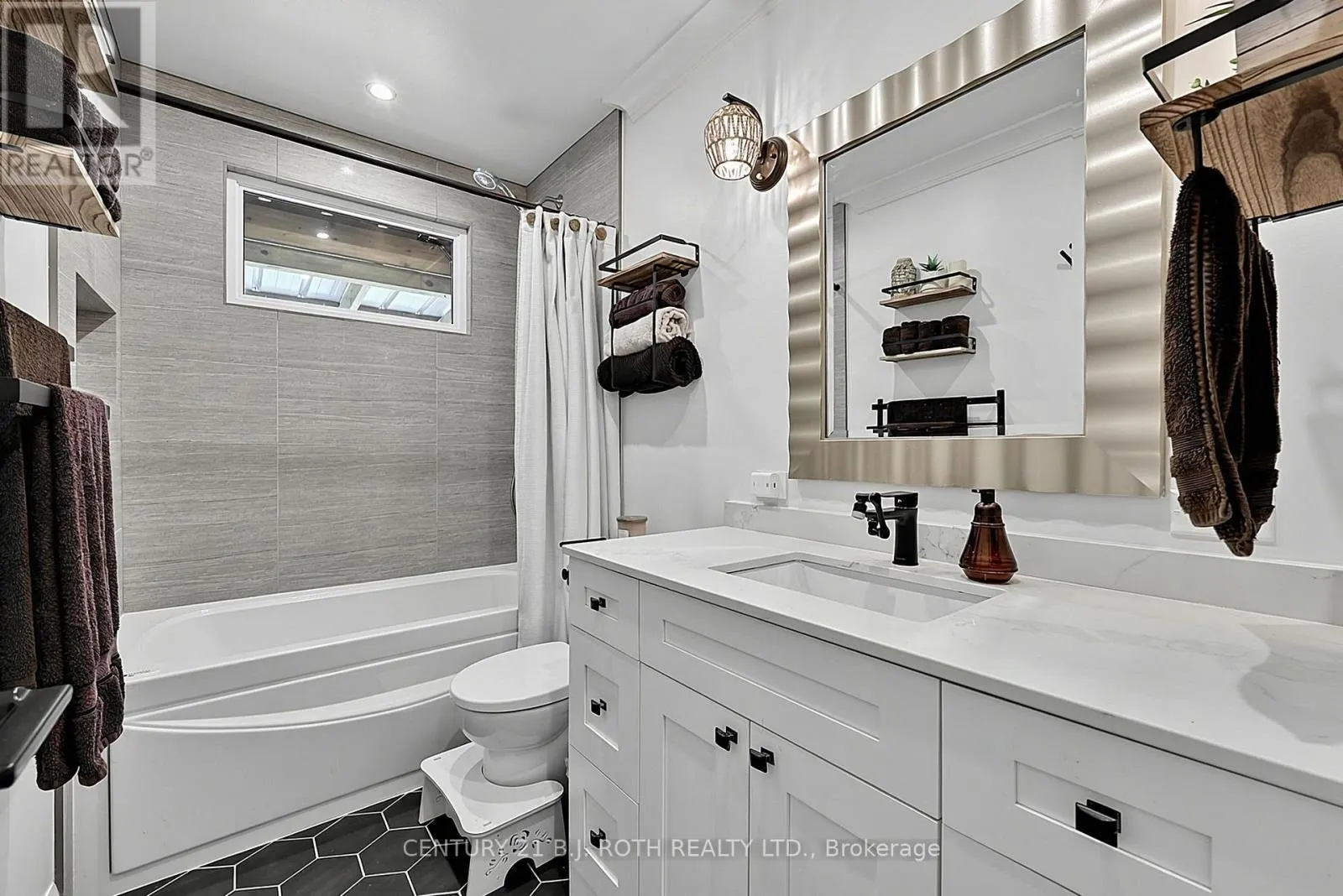 25 GLENGROVE AVENUE