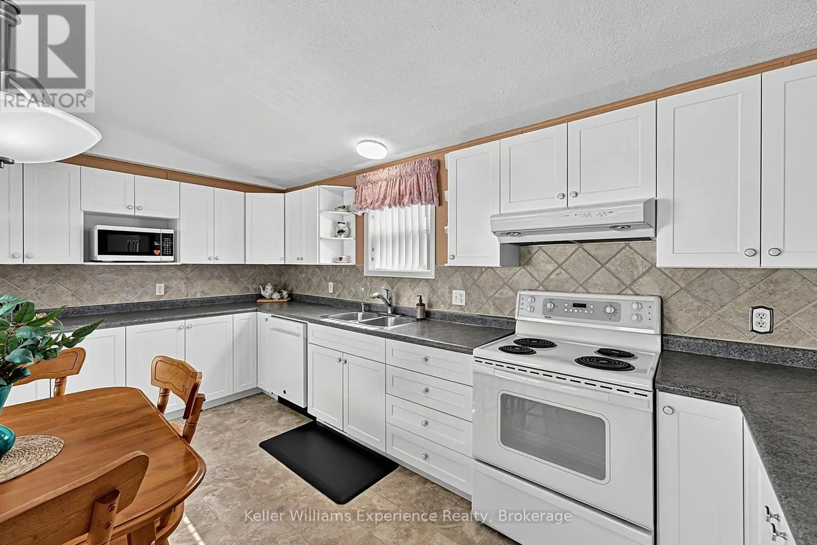4052 ASH CRESCENT
