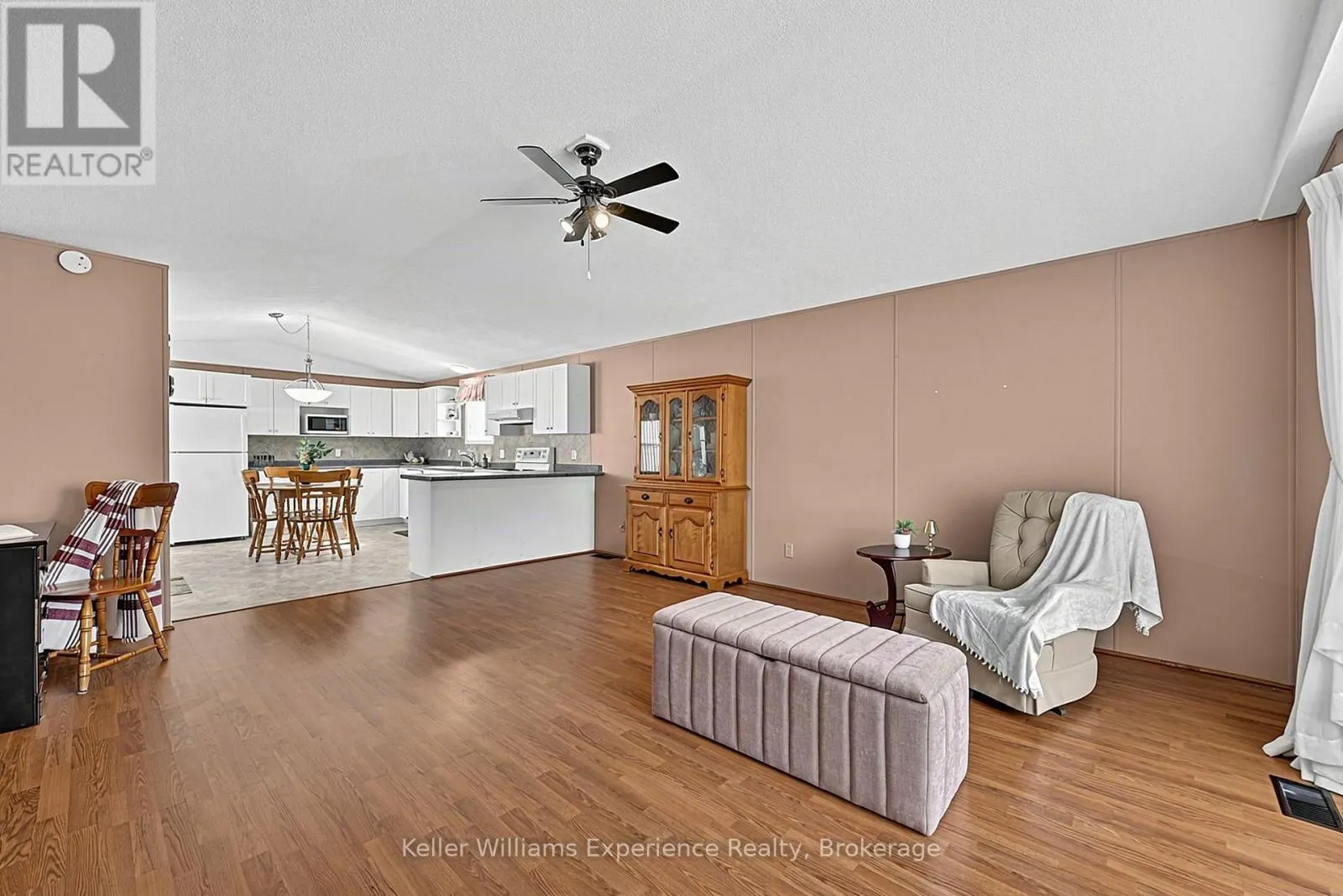 4052 ASH CRESCENT