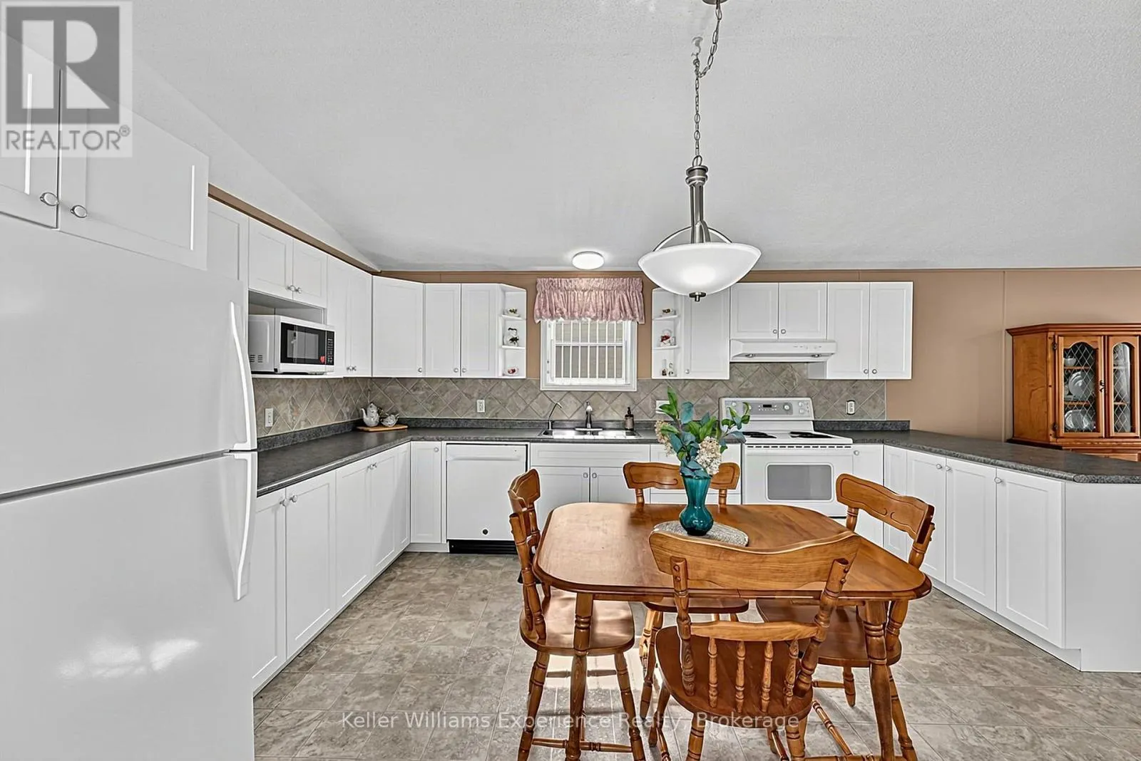 4052 ASH CRESCENT