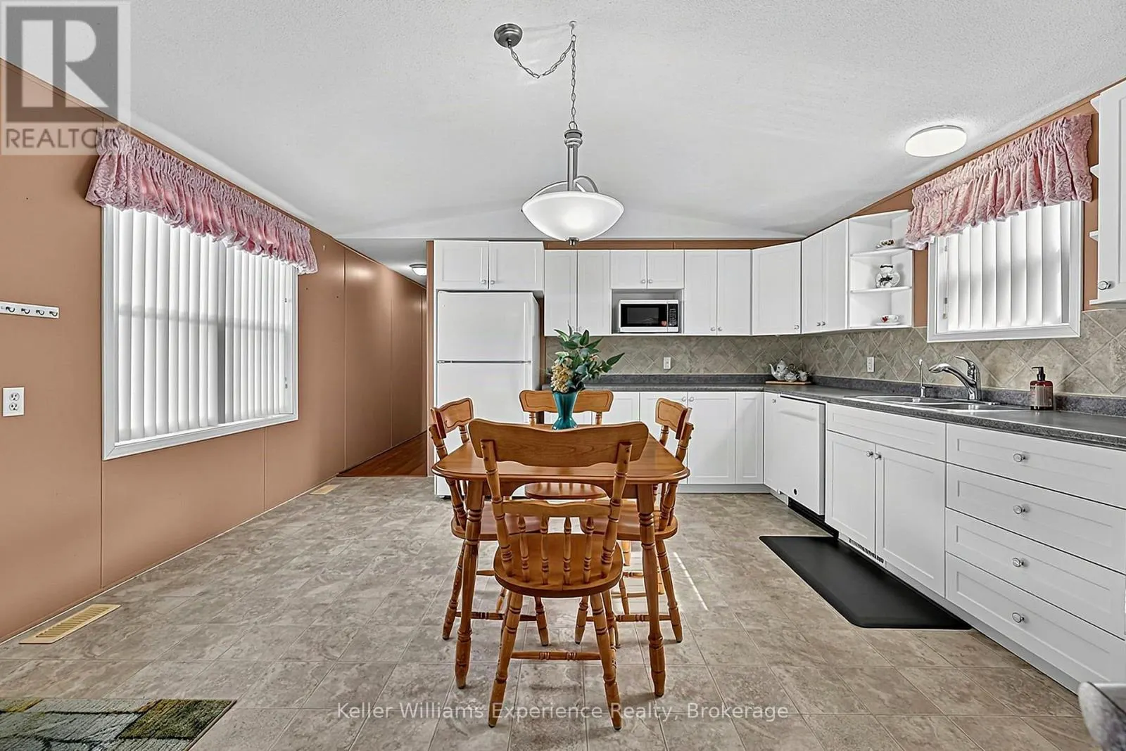 4052 ASH CRESCENT