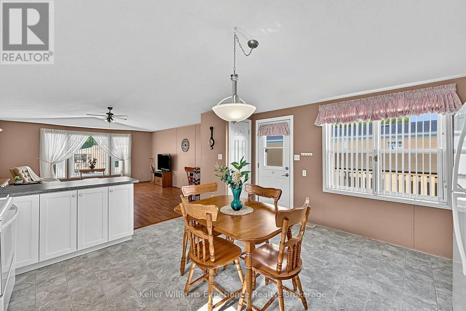 4052 ASH CRESCENT
