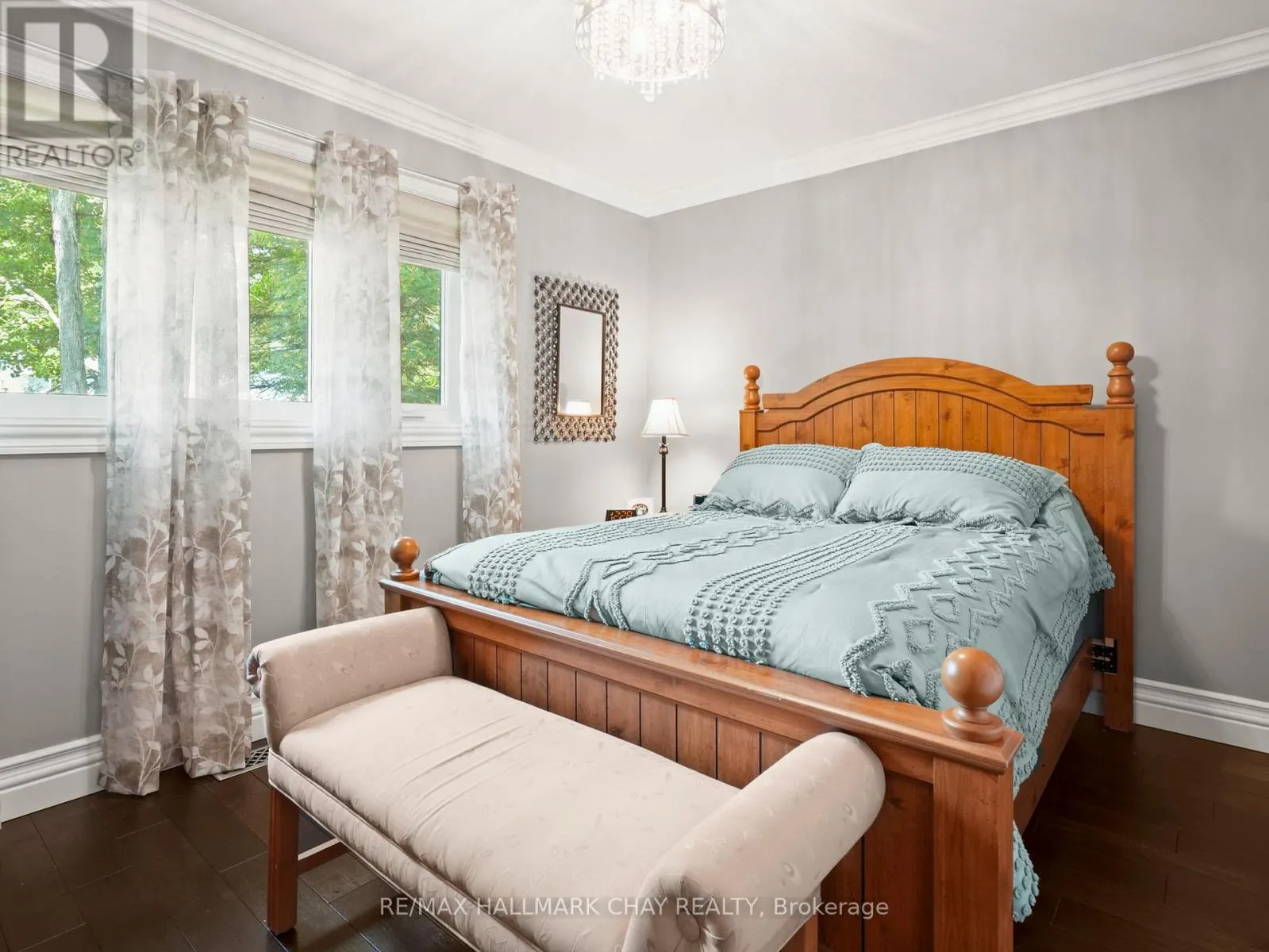 20 DOWNER CRESCENT