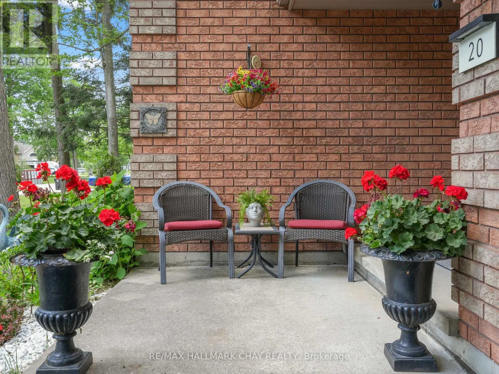 20 DOWNER CRESCENT