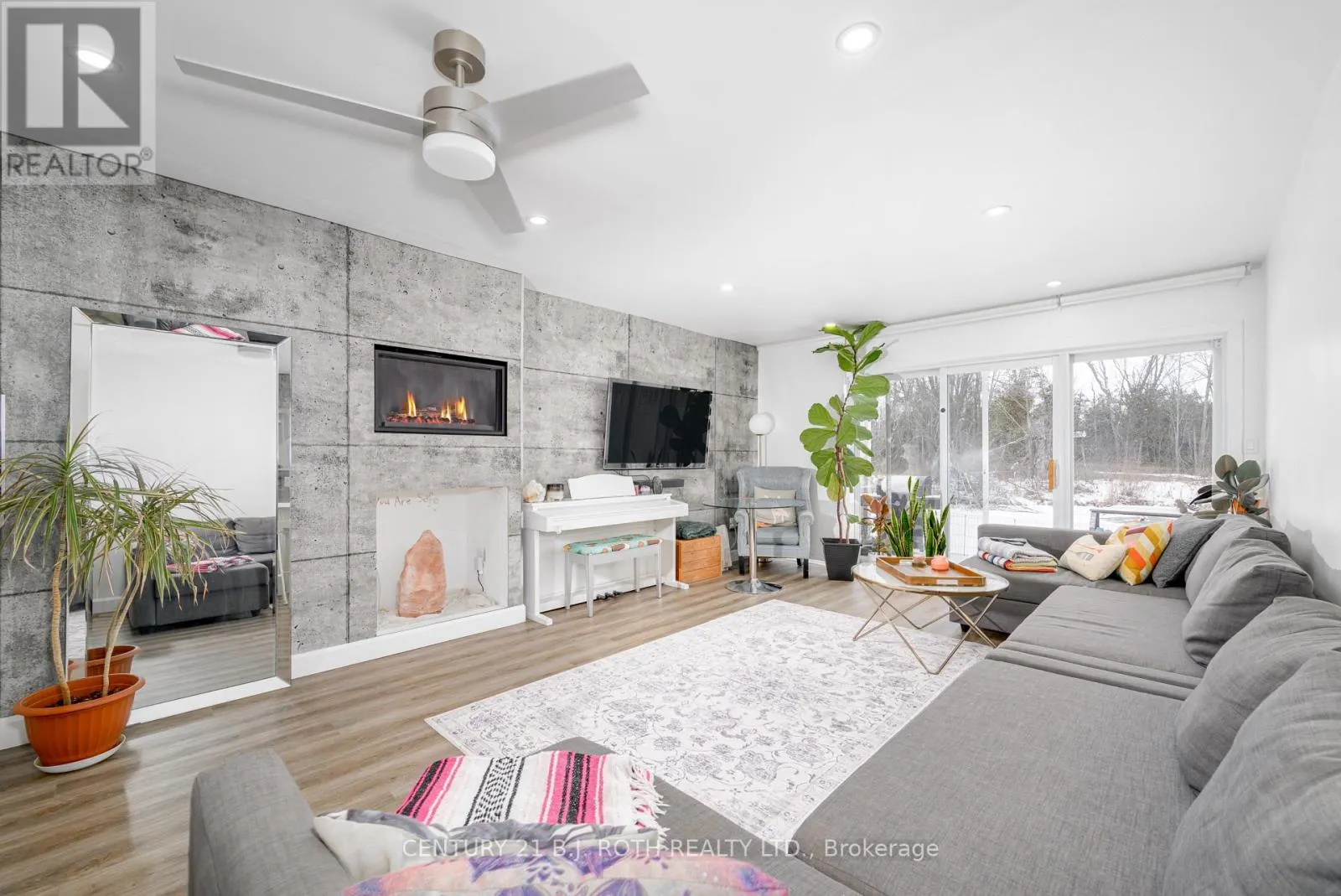 19 - 4 PARADISE BOULEVARD