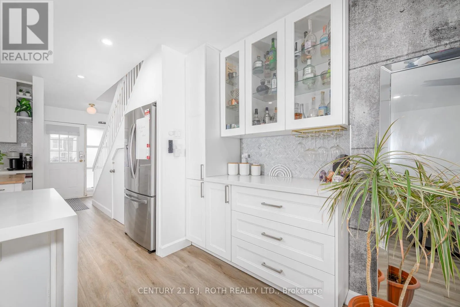 19 - 4 PARADISE BOULEVARD