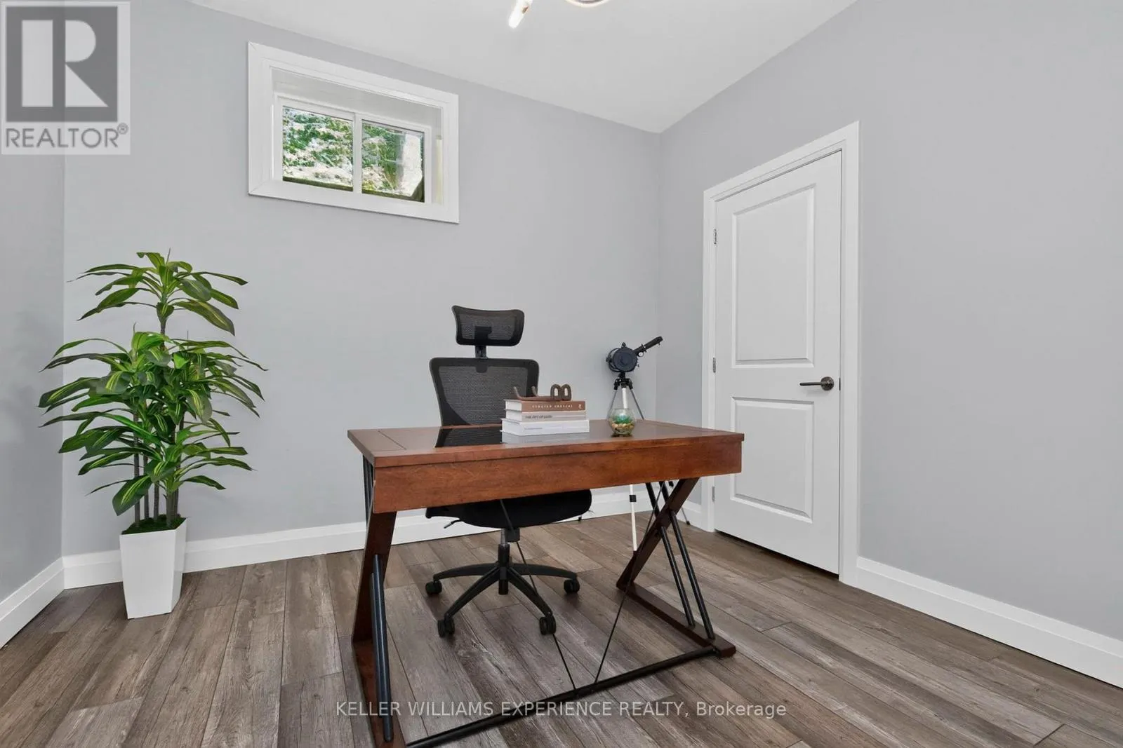 5 LOFTUS ROAD