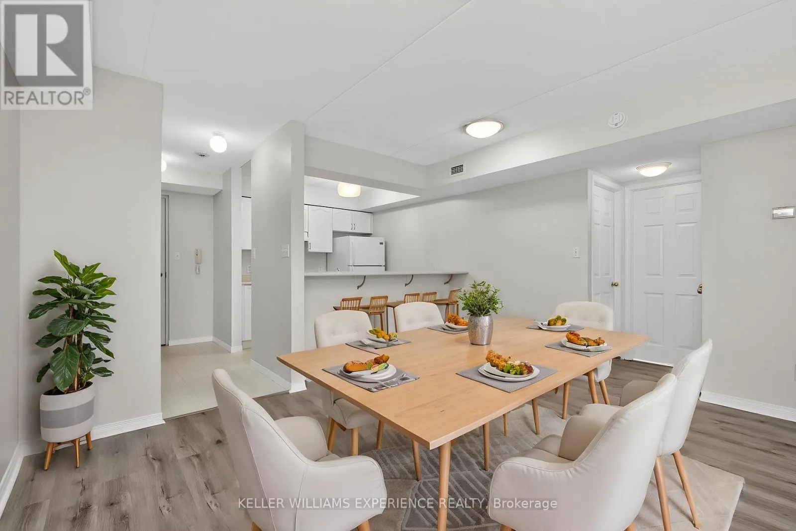 208 - 107 BOND STREET