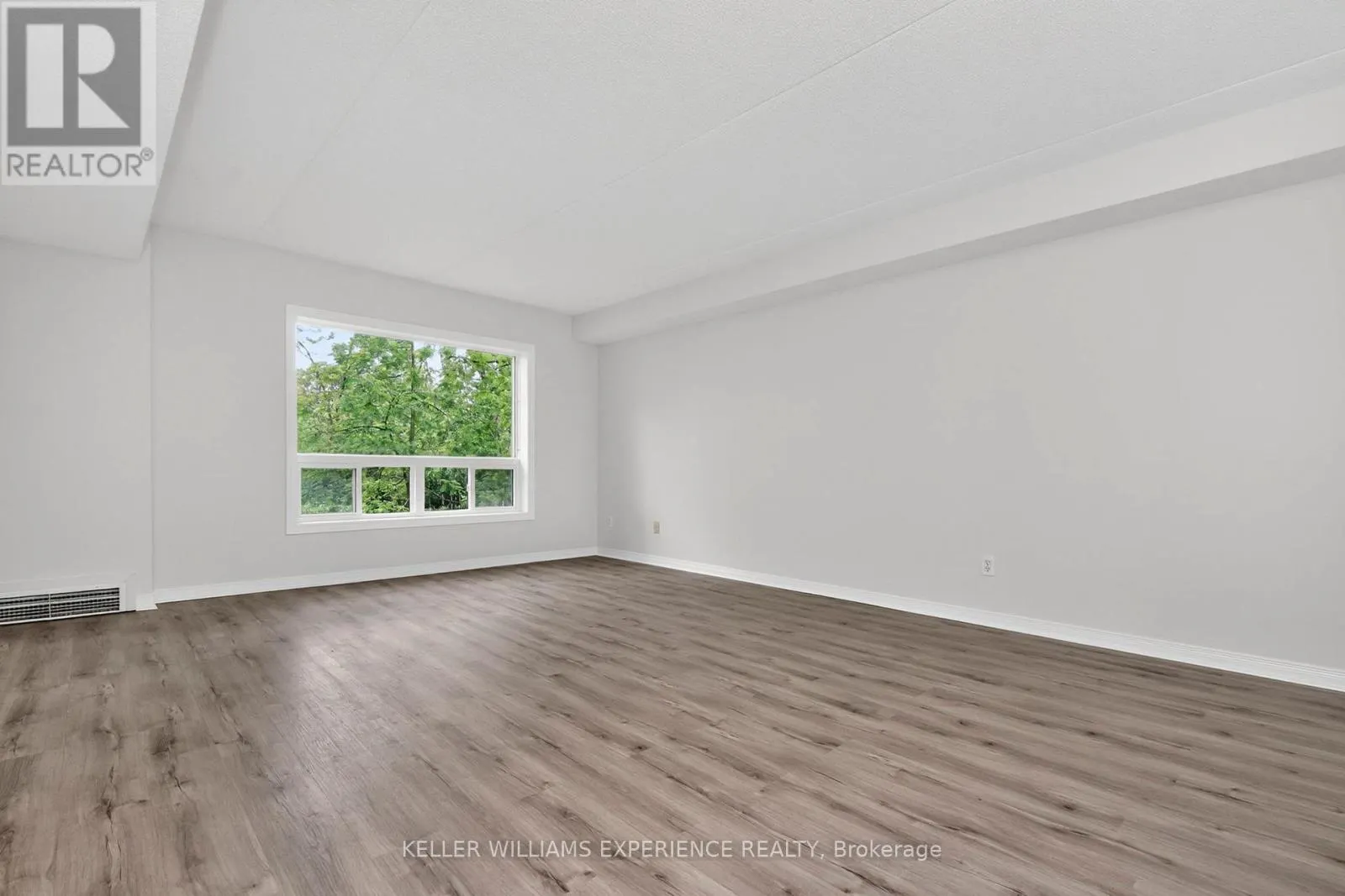208 - 107 BOND STREET