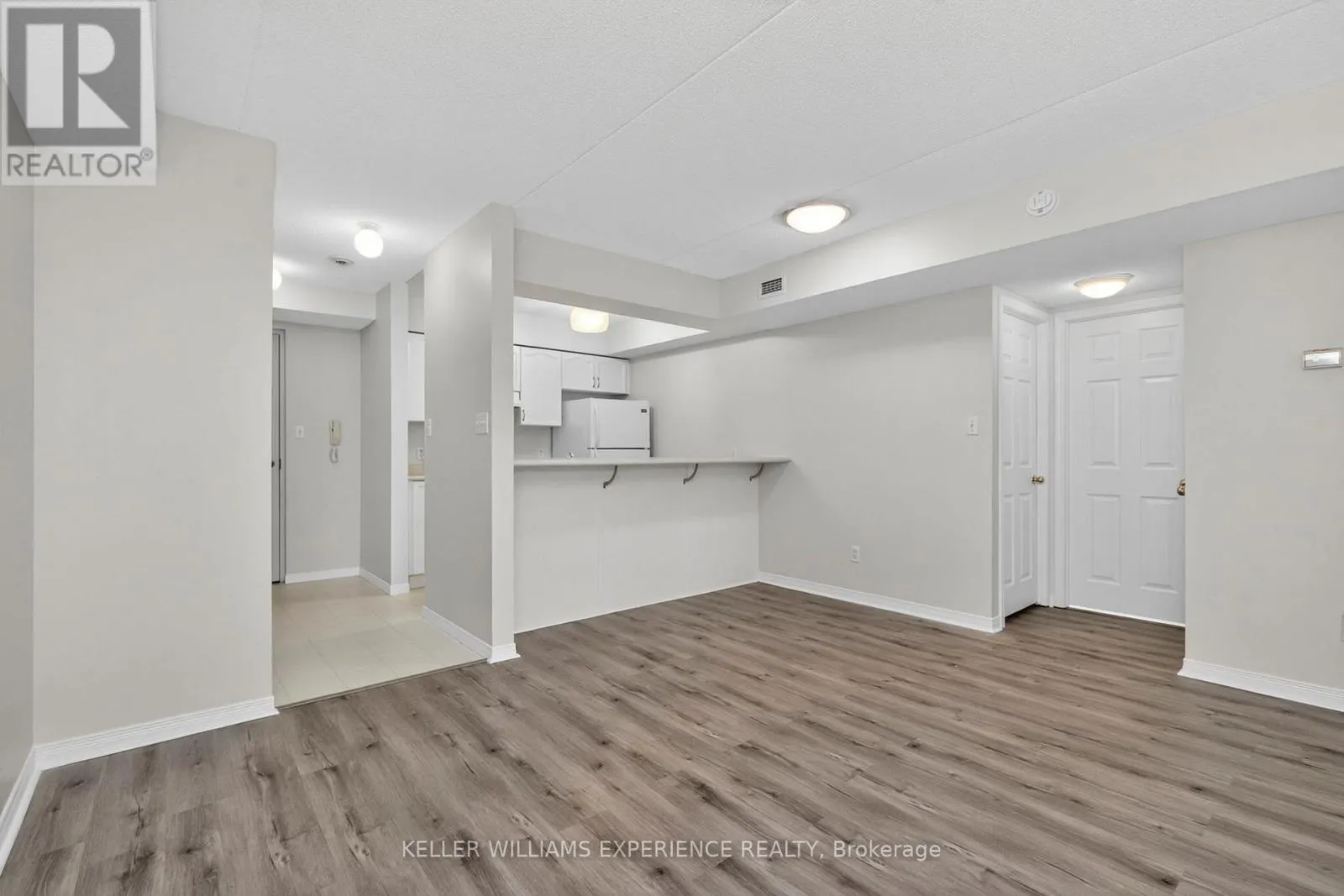208 - 107 BOND STREET