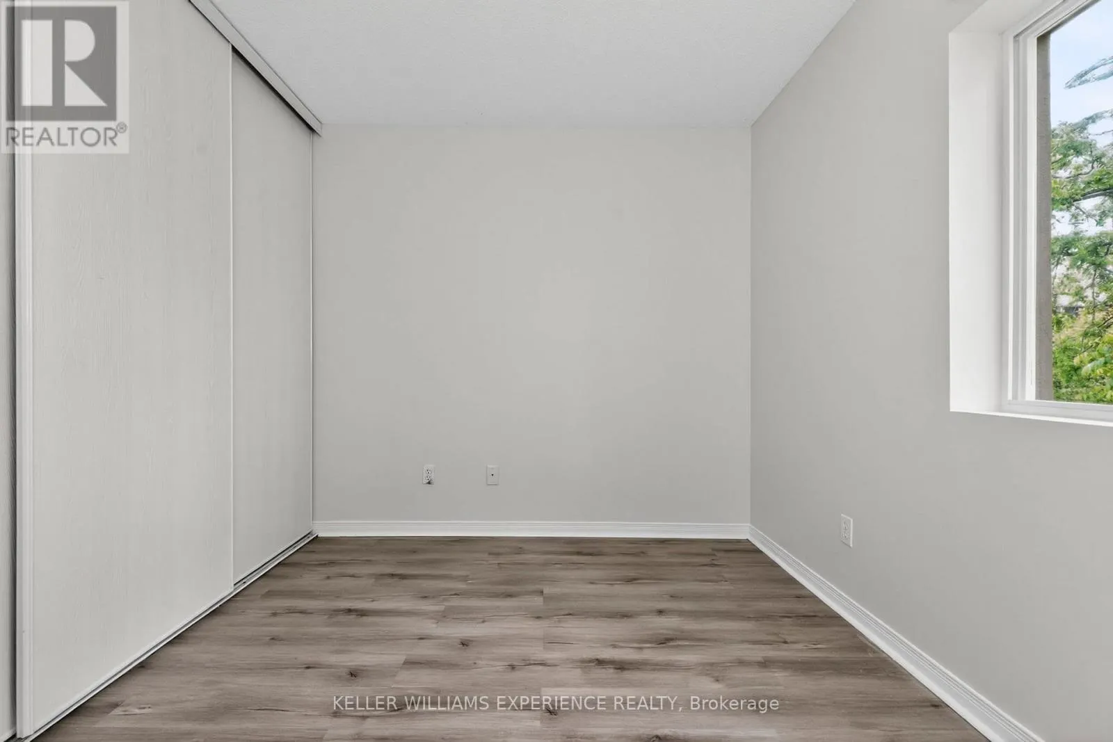 208 - 107 BOND STREET