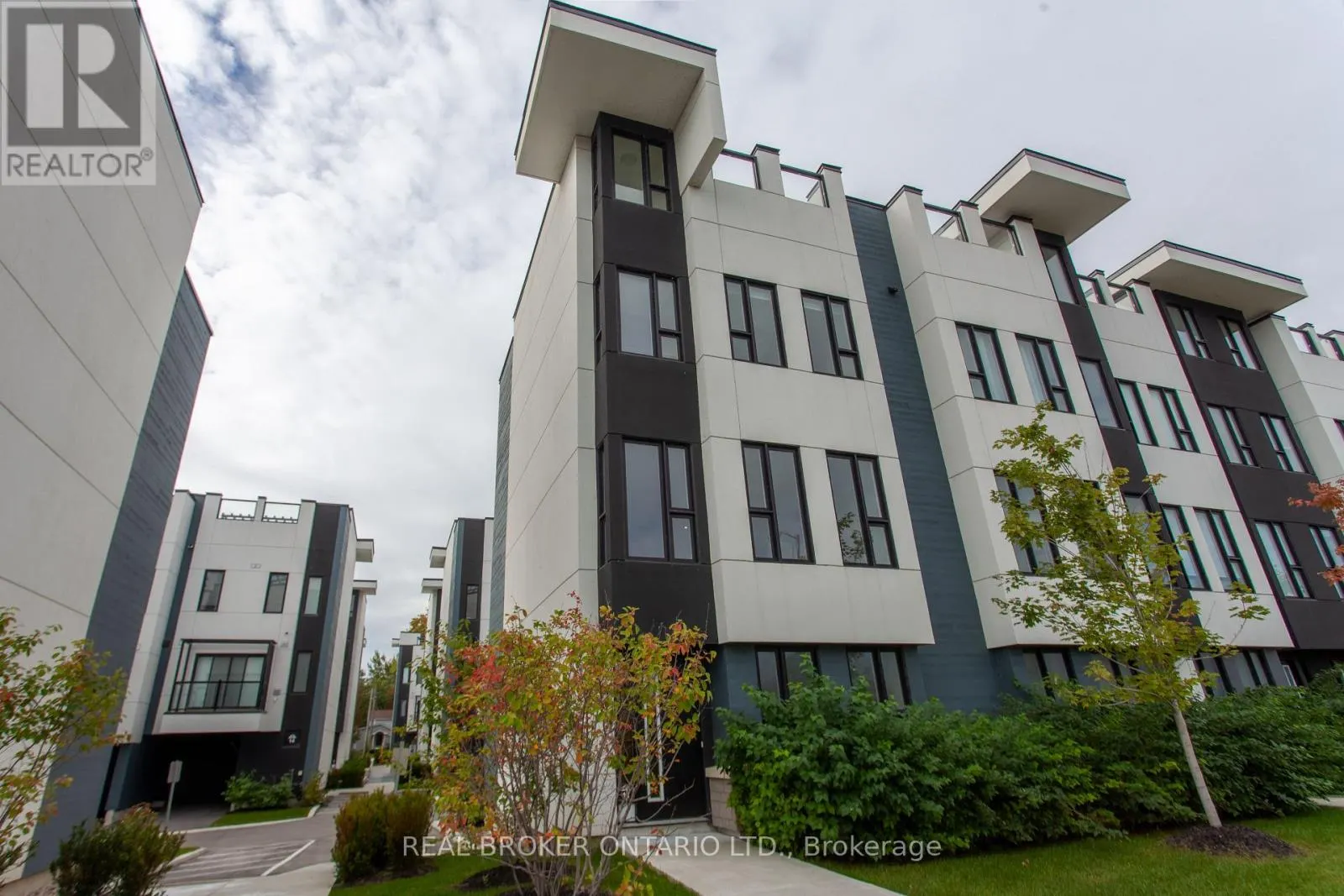 11 MARINERS PIER WAY