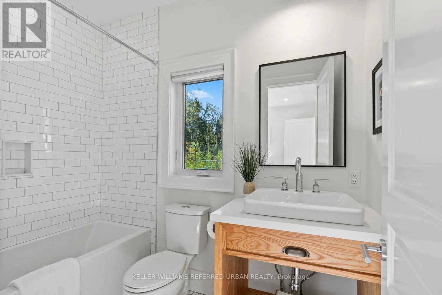 24 WINDFIELD DRIVE W